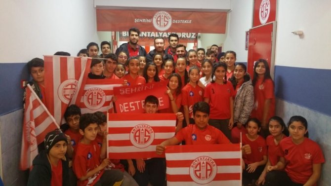 Antalyaspor hentbol takımı Baraj Ortaokulu’nda