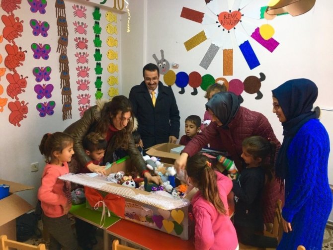 Öğrenciler, oyuncak yaptı köy okulundaki çocuklara gönderdi