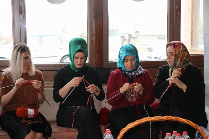 Nevşehir’de kadınlar ihtiyaç sahibi çocuklar için atkı ve bere ördü