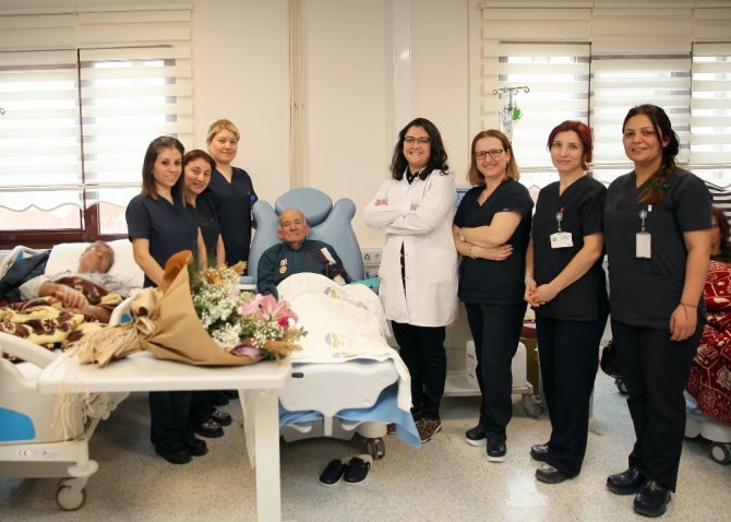 Trakya Üniversitesi Hastanesi çalışanlarından Kıbrıs Gazisi Köse’ye kutlama