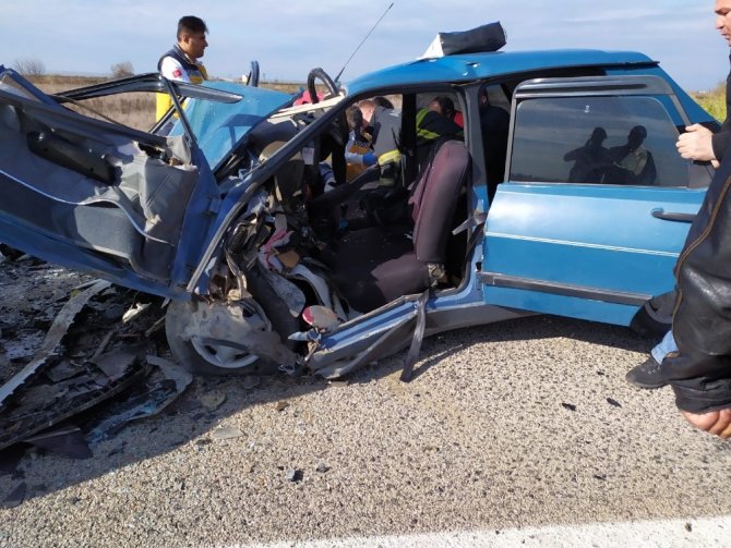 Adana’da iki otomobil kafa kafaya çarpıştı: 1 ölü, 2 yaralı