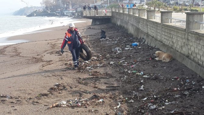 Akçakoca’da sahilde ve yollarda temizlik çalışmaları son hız devam ediyor