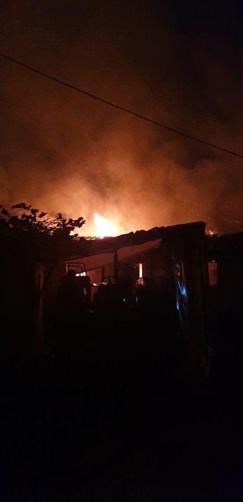 Yeşilköy’de çıkan yangında bir ev kullanılamaz hale geldi