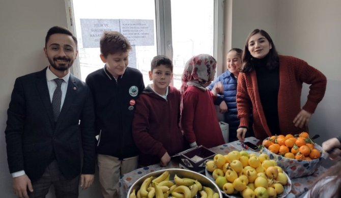 Yüksekova’da yardıma muhtaç öğrenciler için meyve sattılar