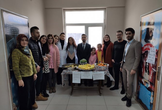 Yüksekova’da yardıma muhtaç öğrenciler için meyve sattılar
