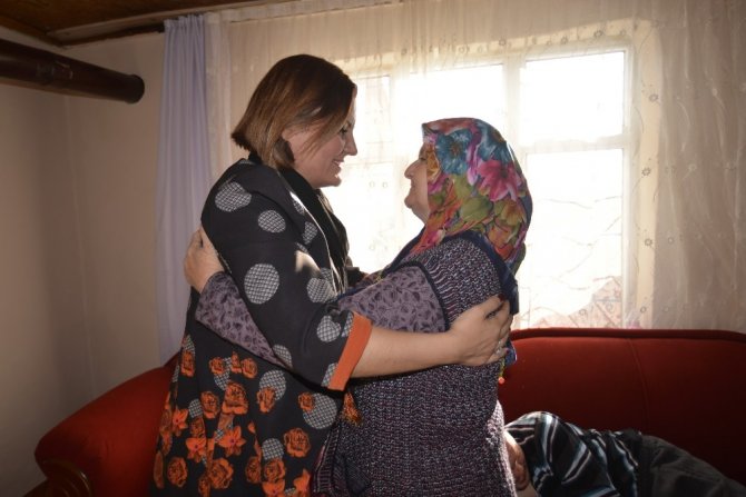 Başkan Hürriyet, engelli annesi kadının sevincini paylaştı