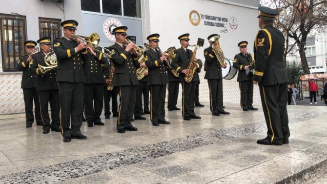 Askeri bandodan öğrencilere sürpriz konser
