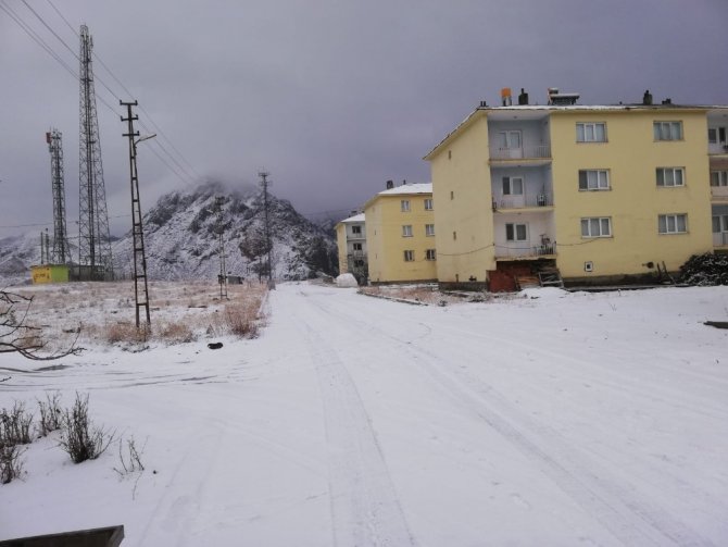 Tunceli’de kar 71 köy yolunu ulaşıma kapattı