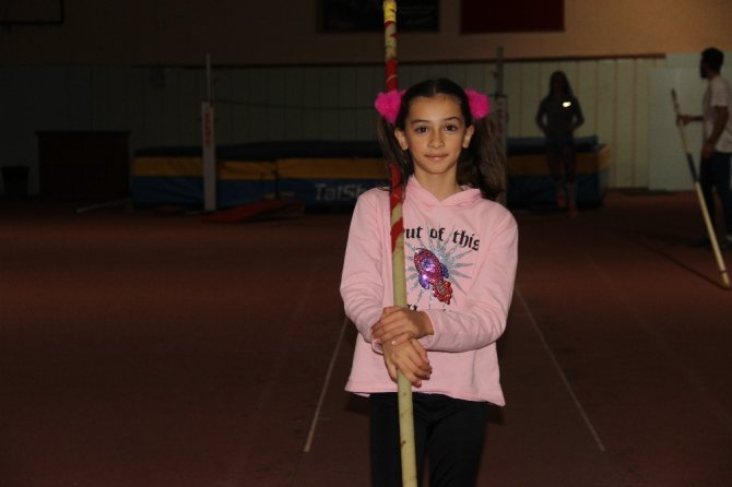 Türkiye’de 1.70 atlayan ilk kız çocuğu