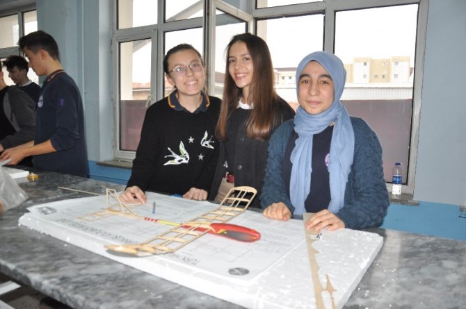 Lise öğrencileri model uçak yaptı