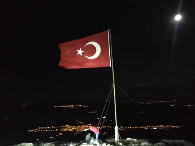 Bin 840 metre yükseklikte Türk bayrağını değiştirdiler