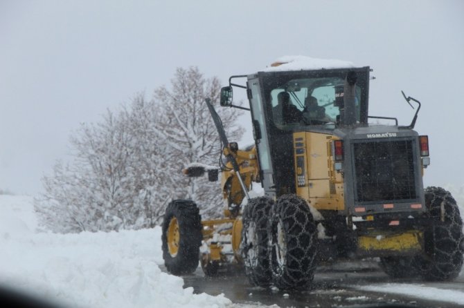 Bingöl’de karla kapanan 170 köy yolu açıldı, 10’unda çalışma sürüyor