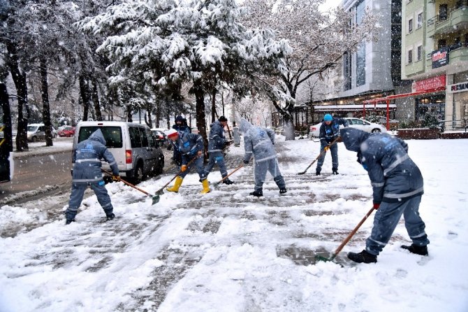 Isparta Belediyesi’nden 32 iş makinesi ve 500 personelle karla mücadele