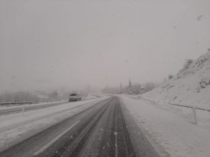 Elazığ’da kar yağışı Malatya ile Diyarbakır yolunda ulaşımı durma noktasına getirdi