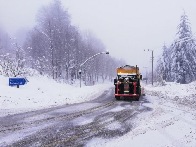 Kocaeli’de ekipler 24 saat boyunca karla mücadele ediyor