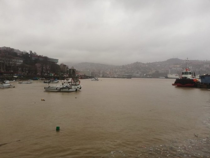 Zonguldak’ta yağışla birlikte liman sarıya döndü