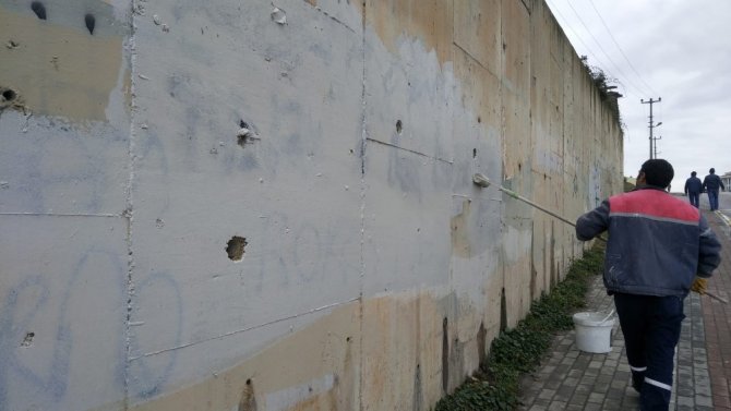 Körfez’de duvar yazıları temizleniyor
