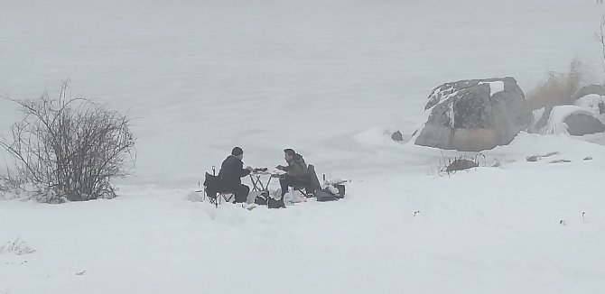 Simav’ın Gölcük Yaylası’ndaki Krater Gölü buz tuttu