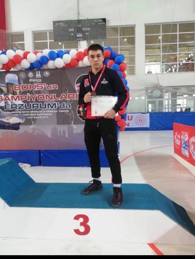Uşaklı lise öğrencisi ‘Türkiye Boks Şampiyonası’nda’ 3. oldu
