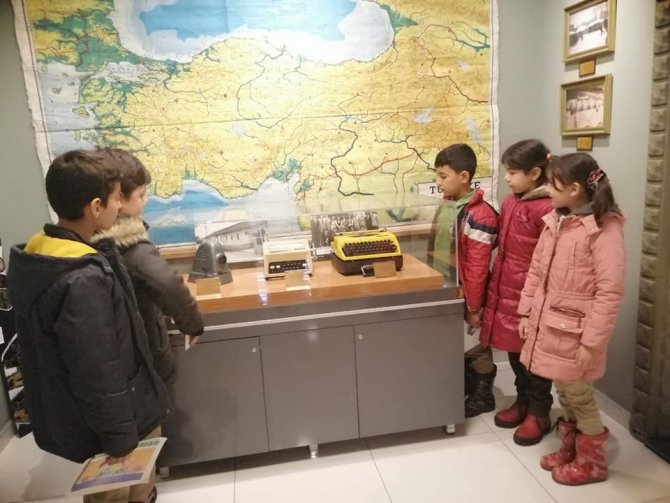 Öğrenciler eğitim tarihi müzesini gezdi