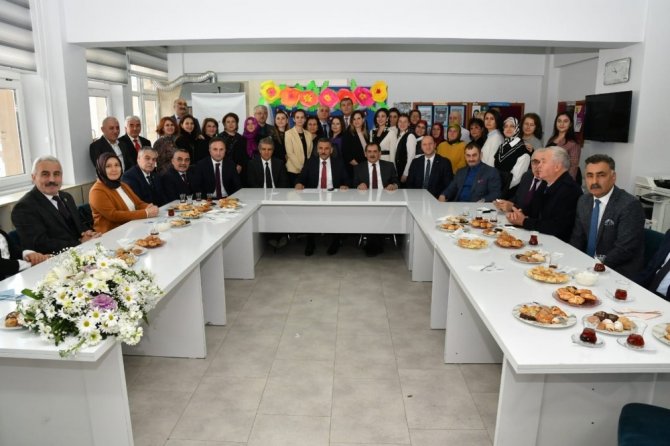 Başkan Demir, öğrencilerin karne heyecanına ortak oldu