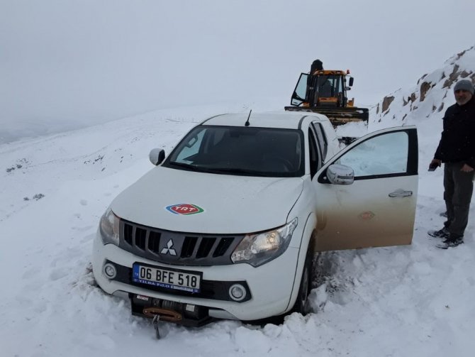 Sivas’ta yolda mahsur kalan teknik ekip, 3 saatlik çalışmayla kurtarıldı