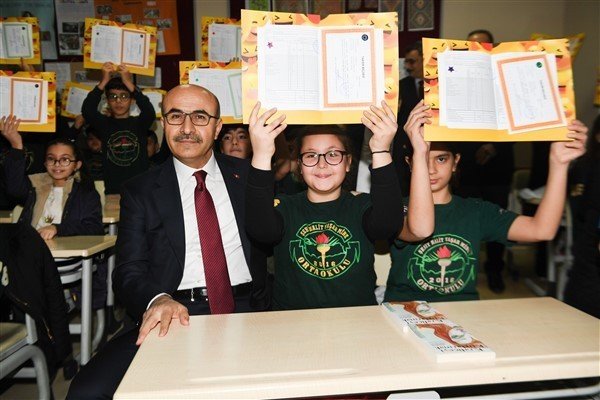 Adana’da 489 bin 735 öğrenci karne heyecanı yaşadı