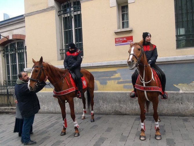 İstiklal Caddesi’nde atlı polislerin geçidi turistlerden büyük ilgi gördü