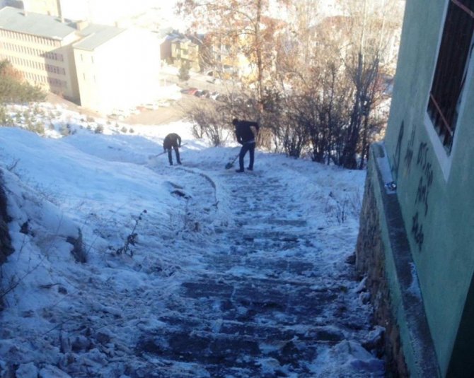 Bayburt’ta belediye ekipleri buz temizliği yaptı