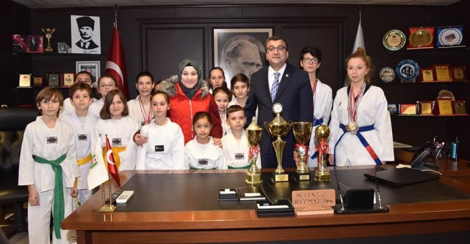 Çan Belediyesi Taekwondo kulübü başarılarını başkan Öz ile paylaştı