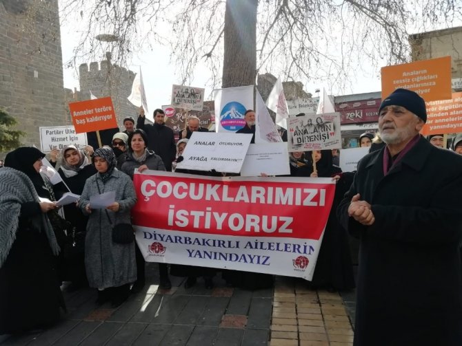 Erciyes Kadın Platformu, 137. gününde Diyarbakır annelerine destek verdi