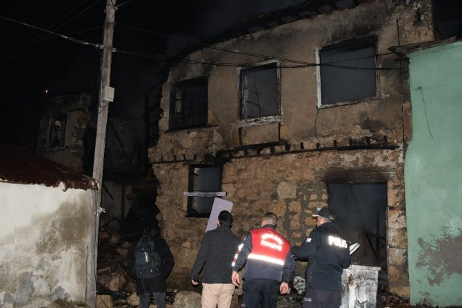 Tarsus’ta iki evin kullanılmaz hala geldiği yangın mahalleliyi korkuttu