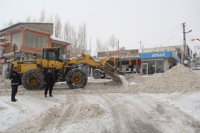 Başkale Belediyesinden karla mücadele çalışması