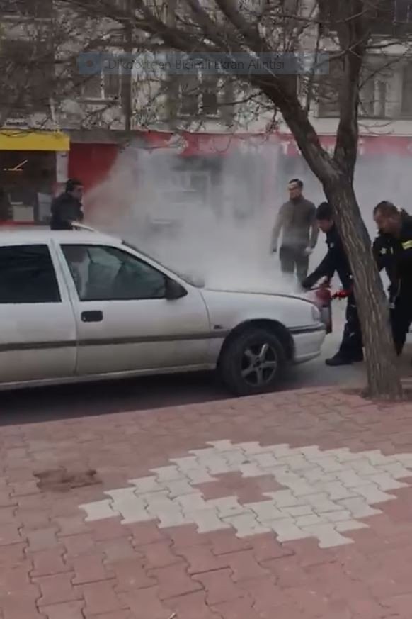 Aksaray’da duman çıkan otomobil alev almadan söndürüldü