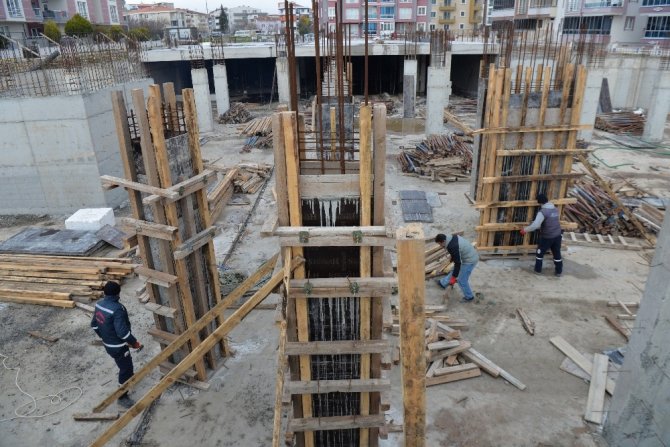 Altıeylül’de kapalı pazaryeri inşaatı devam ediyor