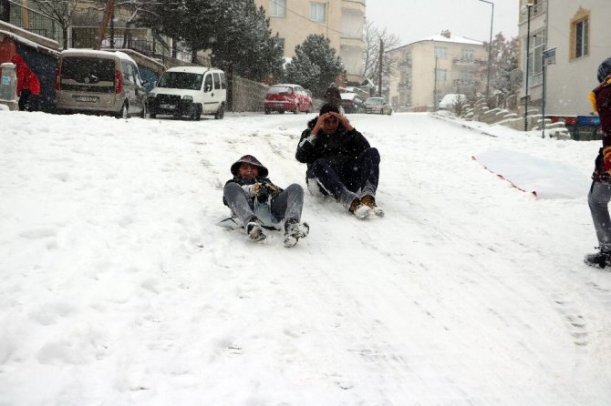Yozgat’ta karın keyfini çocuklar çıkardı
