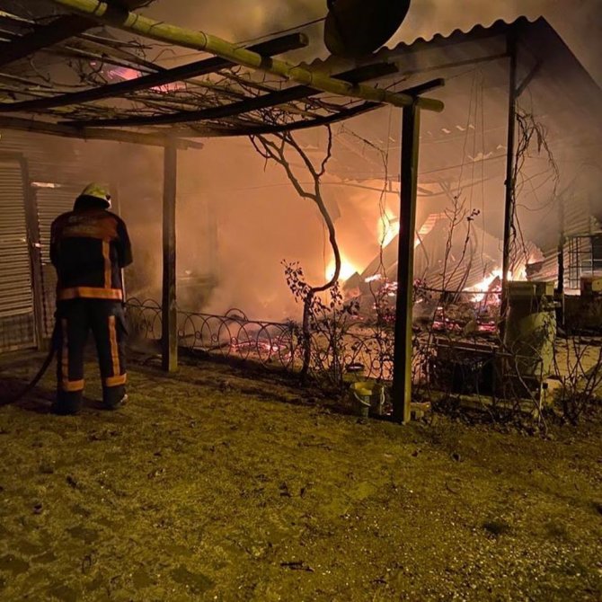 Elazığ’da metruk ev yangını