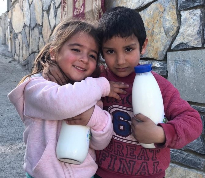 Bodrumlu çocuklar ’Halk Süt’ içiyor