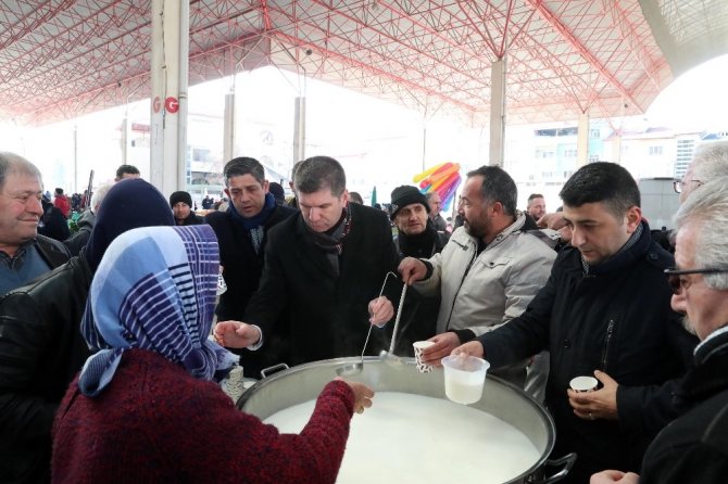 Burdur’da pazar esnafına sıcak süt