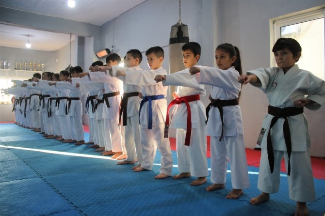 30 karateciden 27’si madalya kazanarak rakiplerine fark attı
