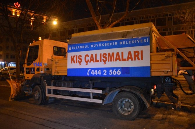 Kar yağışı beklenen İstanbul’da ekipler yollarda hazır bekliyor