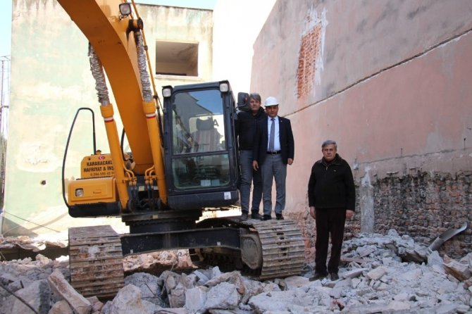 Koçarlı Belediyesi eski hizmet binasının yıkımına başlandı