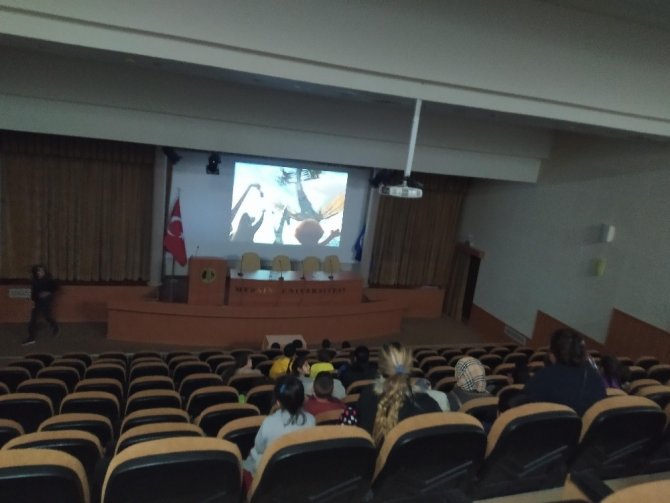 Dezavantajlı çocukların Mersin Üniversitesinde sinema keyfi