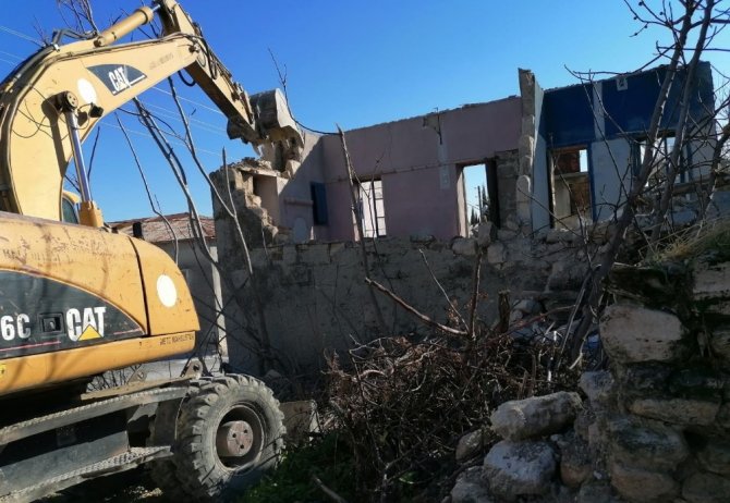 Akdeniz ilçesinde metruk binaların yıkımı sürüyor