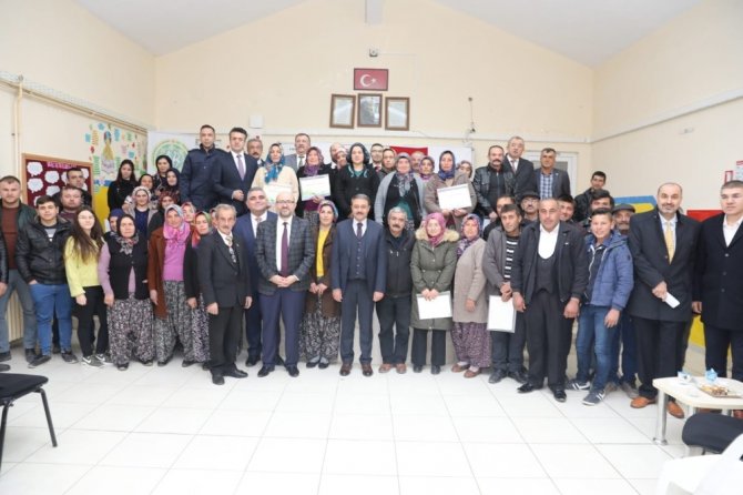 Burdur’da sürü yönetimi eğitimini tamamlayan çiftçilere sertifika