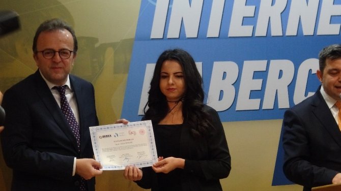 İnternet haberciliği kursiyerleri sertifikalarını aldı