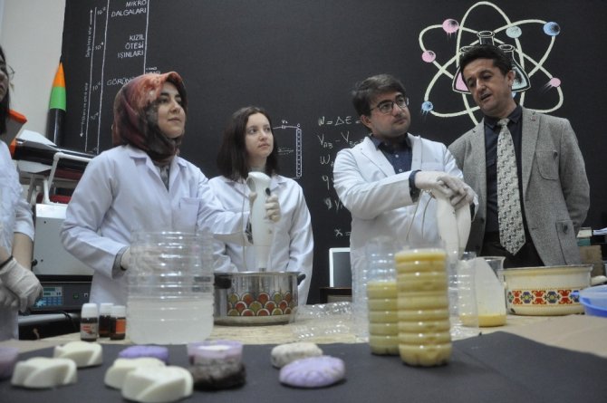 Afyonkarahisar BİLSEM öğrencileri kadınlar için atık yağdan sabun yaptı