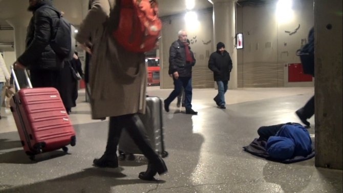 Taksim metrosunda uyuyan çocuk yürekleri sızlattı
