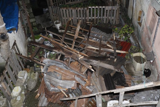 Zonguldak’ta etkili olan fırtına evin çatısını uçurdu