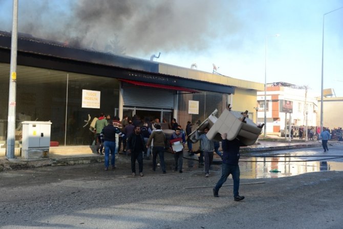 Yangında işçilerin mobilya kurtarma telaşı